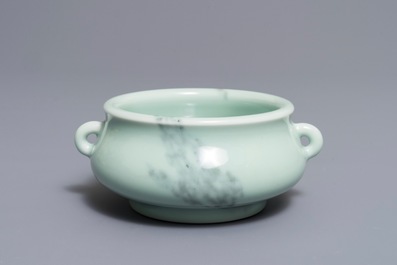 Een Chinese faux marbre wierookbrander, Qianlong merk, 19/20e eeuw