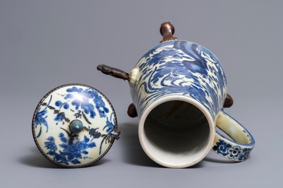 Een Japanse blauwwitte Arita koffiekan met koperen montuur, Edo, 17/18e eeuw