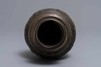 Un vase en bronze &agrave; d&eacute;cor de dragons en relief, Chine, 17/18&egrave;me