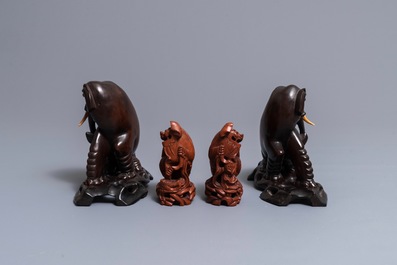 Deux paires de mod&egrave;les d'&eacute;l&eacute;phants et de lions bouddhistes en bois sculpt&eacute;, Chine, R&eacute;publique, 20&egrave;me