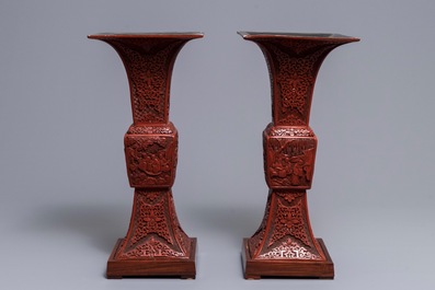 Une paire de grands vases de type 'gu' en laque de Chine, 18/19&egrave;me