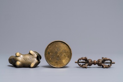 A Sino-Tibetan bronze dorj, an inlaid elephant and a Japanese vase, 18/19th C.