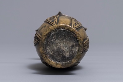Un vase en bronze de style archa&iuml;que, Chine, 17/18&egrave;me