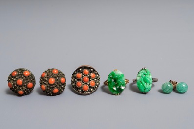 Various Chinese jade, coral and silver bangles, necklaces and rings in a silver-inlaid wooden box, 19/20th C.