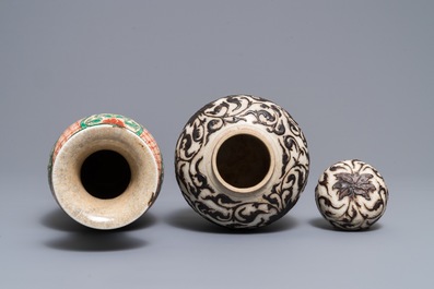 A Chinese Nanking crackle-glazed dish and two vases, 19/20th C.