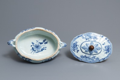 Een Chinese blauwwitte dekselterrine met landschapsdecor, Qianlong