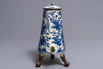 Een Japanse blauwwitte Arita koffiekan met koperen montuur, Edo, 17/18e eeuw