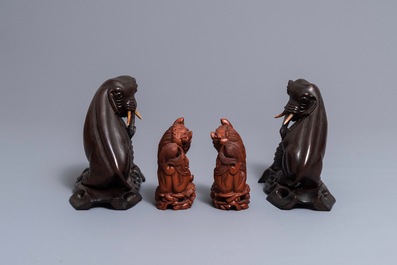 Deux paires de mod&egrave;les d'&eacute;l&eacute;phants et de lions bouddhistes en bois sculpt&eacute;, Chine, R&eacute;publique, 20&egrave;me