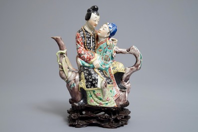 Une th&eacute;i&egrave;re en porcelaine de Chine en forme de couple galant, R&eacute;publique, 20&egrave;me
