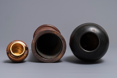 Deux vases en bronze incrust&eacute; et un ikebana &agrave; d&eacute;cor d'un aigle, Japon, Meiji, 19/20&egrave;me