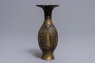 Un vase en bronze de style archa&iuml;que, Chine, 17/18&egrave;me