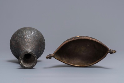 Une s&eacute;bile de derviche 'kashkul', Iran, et un vase bidri, Inde, 18/19&egrave;me