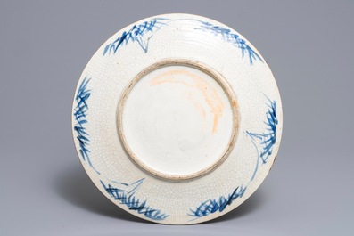 A Chinese Nanking crackle-glazed dish and two vases, 19/20th C.