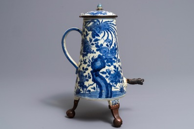 Een Japanse blauwwitte Arita koffiekan met koperen montuur, Edo, 17/18e eeuw