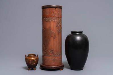 Deux vases en bronze incrust&eacute; et un ikebana &agrave; d&eacute;cor d'un aigle, Japon, Meiji, 19/20&egrave;me
