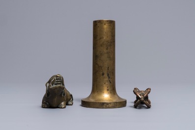 A Sino-Tibetan bronze dorj, an inlaid elephant and a Japanese vase, 18/19th C.