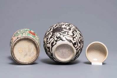 A Chinese Nanking crackle-glazed dish and two vases, 19/20th C.