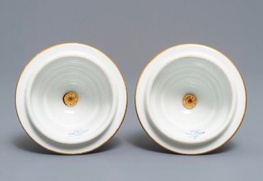 Een paar S&egrave;vres-stijl 'bleu c&eacute;leste' dekselvazen met vergulde bronsmontuur, Frankrijk, 19e eeuw