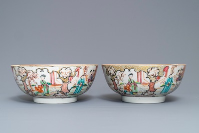 Een paar Chinese famille rose kommen met mandarijns decor, Qianlong