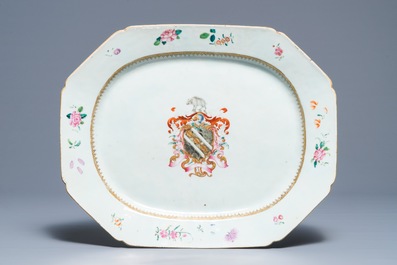 Drie Chinese famille rose wapenschotels voor de Engelse markt, Qianlong