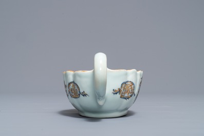 Een Chinese famille rose sauskom en een bord met het wapen van Van Tets, Qianlong