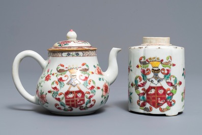 Une th&eacute;i&egrave;re, une bo&icirc;te &agrave; th&eacute; et un pattipan en porcelain de Chine &agrave; d&eacute;cor armori&eacute;, Qianlong