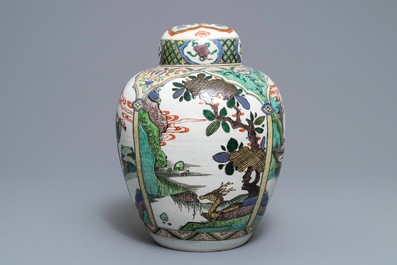 Un pot couvert en porcelaine de Chine famille verte, 19&egrave;me