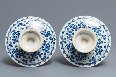 Une paire de tazzas en fa&iuml;ence de Delft en bleu et blanc, 17/18&egrave;me