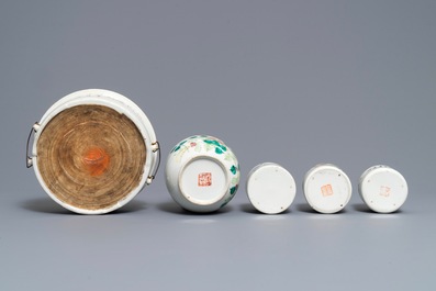 Een Chinese qianjiang cai terrine, drie bekerwarmers en een famille rose dekselkom, 19/20e eeuw