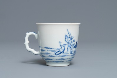 Une assiette et une tasse et soucoupe en porcelaine de Chine bleu et blanc &agrave; d&eacute;cor de Neptune, Qianlong