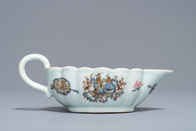 Een Chinese famille rose sauskom en een bord met het wapen van Van Tets, Qianlong