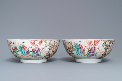 Een paar Chinese famille rose kommen met mandarijns decor, Qianlong