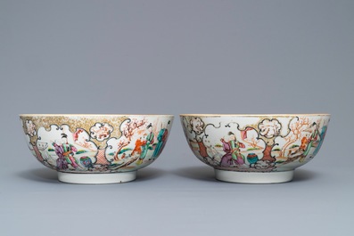 Een paar Chinese famille rose kommen met mandarijns decor, Qianlong