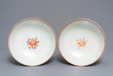 Een paar Chinese famille rose kommen met mandarijns decor, Qianlong