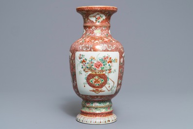 Een Chinese famille rose eierschaal vaas met bloemenmanden, Qianlong merk, Republiek, 20e eeuw
