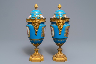Een paar S&egrave;vres-stijl 'bleu c&eacute;leste' dekselvazen met vergulde bronsmontuur, Frankrijk, 19e eeuw