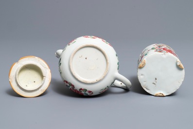 Une th&eacute;i&egrave;re, une bo&icirc;te &agrave; th&eacute; et un pattipan en porcelain de Chine &agrave; d&eacute;cor armori&eacute;, Qianlong