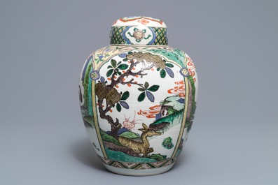 Un pot couvert en porcelaine de Chine famille verte, 19&egrave;me