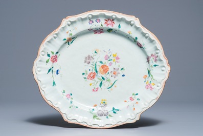 Twee Chinese ovale famille rose schotels in Hoechst-stijl, Qianlong
