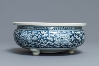 A Chinese blue and white incense burner and a famille rose dish, 19th C.
