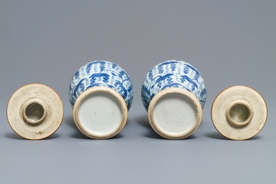 Une paire de vases couverts en porcelaine de Chine bleu et blanc, Kangxi