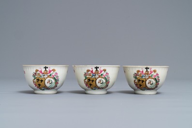 Drie Chinese famille rose koppen en schotels en een papbord voor de Nederlandse mark met wapen Velingius-Visch, Qianlong