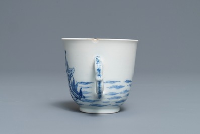 Une assiette et une tasse et soucoupe en porcelaine de Chine bleu et blanc &agrave; d&eacute;cor de Neptune, Qianlong
