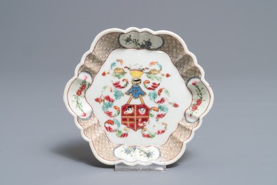 Une th&eacute;i&egrave;re, une bo&icirc;te &agrave; th&eacute; et un pattipan en porcelain de Chine &agrave; d&eacute;cor armori&eacute;, Qianlong