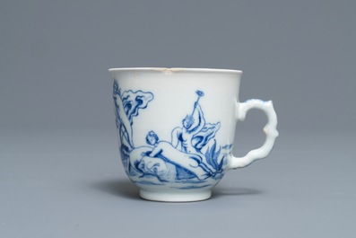 Une assiette et une tasse et soucoupe en porcelaine de Chine bleu et blanc &agrave; d&eacute;cor de Neptune, Qianlong