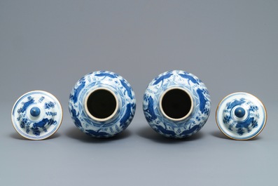 Une paire de vases couverts en porcelaine de Chine bleu et blanc, Kangxi