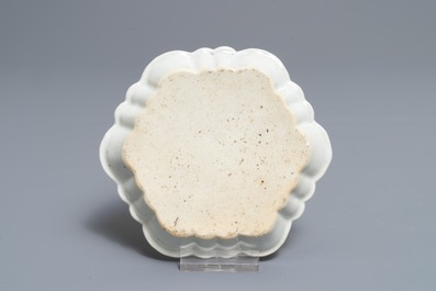Une th&eacute;i&egrave;re, une bo&icirc;te &agrave; th&eacute; et un pattipan en porcelain de Chine &agrave; d&eacute;cor armori&eacute;, Qianlong