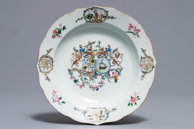 Een Chinese famille rose sauskom en een bord met het wapen van Van Tets, Qianlong