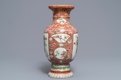Een Chinese famille rose eierschaal vaas met bloemenmanden, Qianlong merk, Republiek, 20e eeuw