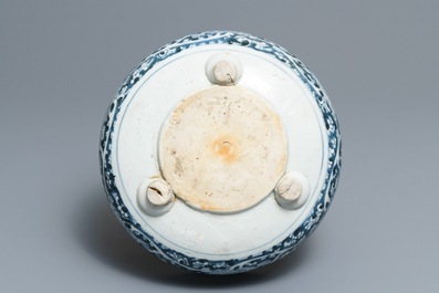 A Chinese blue and white incense burner and a famille rose dish, 19th C.